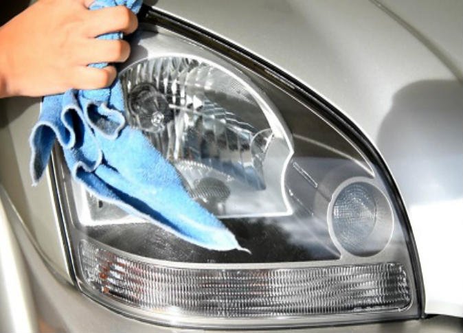How to clean car headlights following simple steps