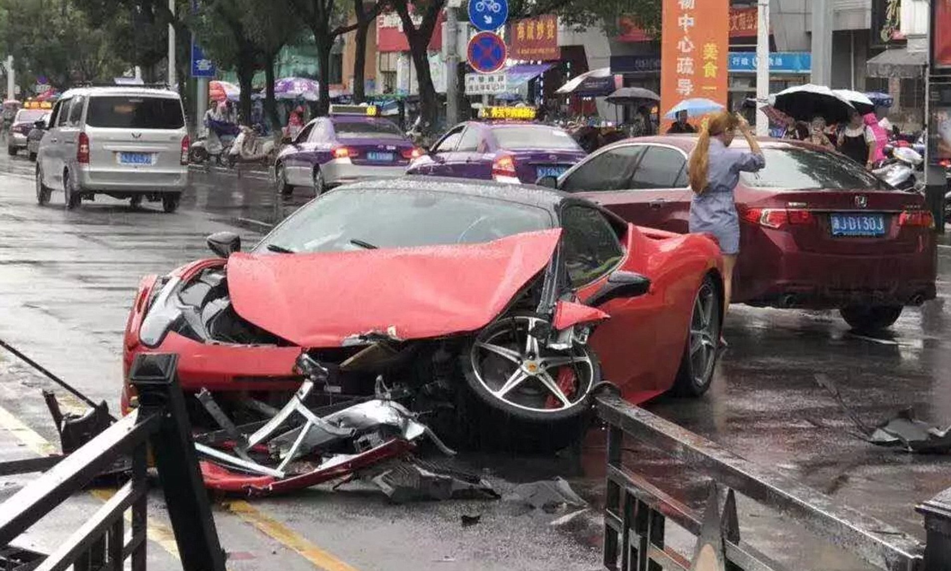 امرأة صينية تدمر فيراري استأجرتها في حادث مروع