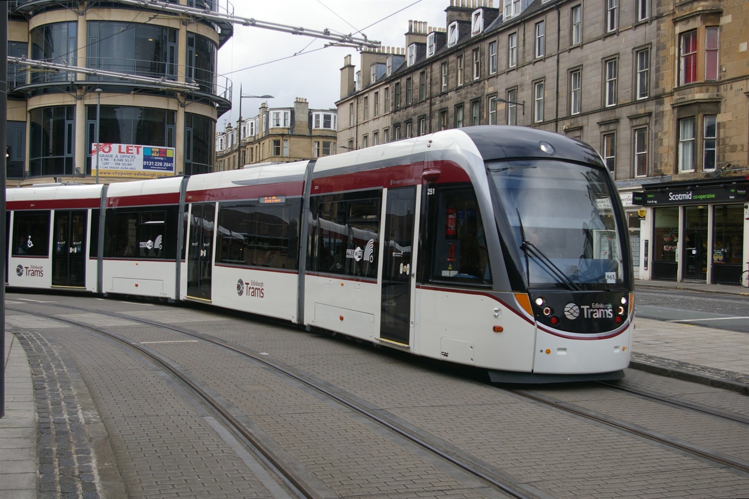 From France to Qatar: The first set of trains for the Lusail tramway arrives.