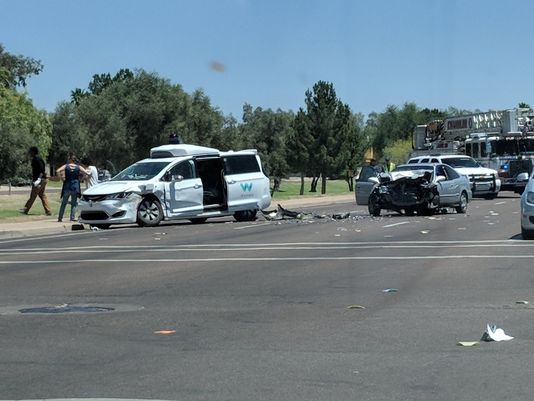 شاهد: سيارة ذاتية القيادة تتورط في حادث مروع في ولاية أريزونا