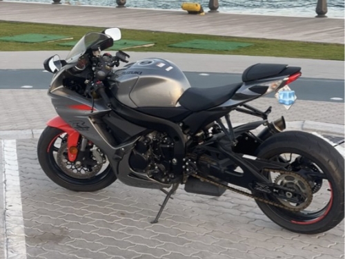 Suzuki GSR 750  