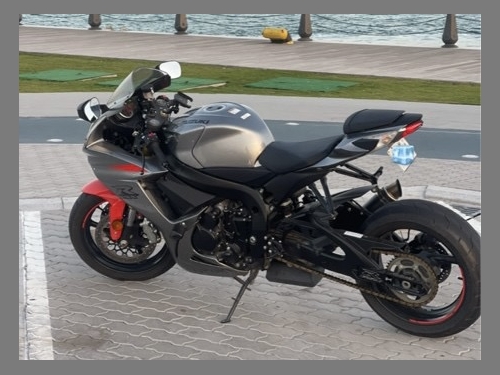 Suzuki GSR 750  